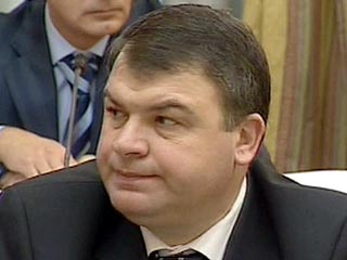Новый глава Минобороны Анатолий Сердюков занялся наведением порядка в армии - по крайней мере, в финансовой сфере