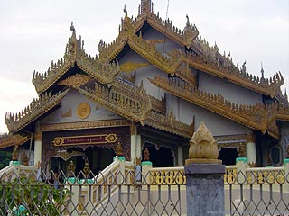 Закрытое военное правительство Мьянмы впервые позволило иностранным журналистам посетить новую столицу страны, куда в октябре 2005 года начался перенос всех министерств и ведомств государства