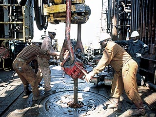 Американская компания Exxon-Mobil, государственная нефтегазовая корпорация Aramco и Саудовской Аравии и китайская Sinopec объявили в пятницу о крупнейшей нефтяной сделке