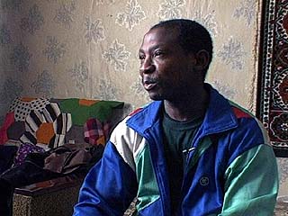 Бывший воронежский пастух-нелегал Жозеф Хабимана, депортированный два года назад в Руанду после 20 лет проживания в России, работает на родине школьным учителем математики