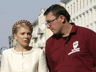 Оппозиция - блоки Юлии Тимошенко и "Наша Украина", а также движение "Народная самооборона" - проведет свои акции под лозунгом роспуска парламента, отставки правительства и проведения досрочных выборов. У сторонников правительства лозунг один: "В единстве 