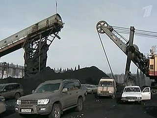 Спасатели через трубопровод длинной 1760 метров сегодня подключили второй насос для откачки воды из выработки шахты "Ульяновская", где, предположительно, могут находиться двое пропавших горняков