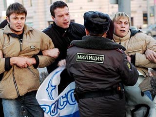 Сотрудники милиции задержали в субботу троих активистов движения "Россия молодая"