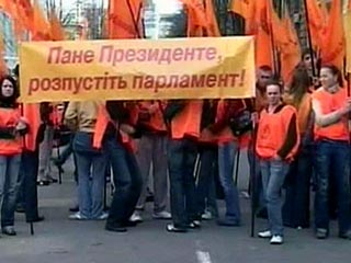 Митинг на Майдане потребовал от Ющенко распустить Раду