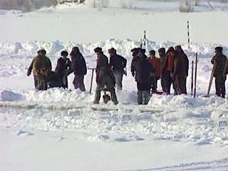 На Байкале утонули два человека - их машина ушла под лед