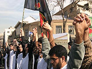 Манифестанты забросали петардами и камнями британское посольство в Тегеране