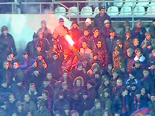 Футбольные фанаты подожгли женщину на стадионе в Краснодаре