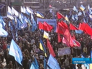 Сторонники коалиции Верховной Рады Украины и сформированного ей правительства в понедельник проводят под стенами украинского парламента митинг, на который к полудню собрались около 15 тысяч человек