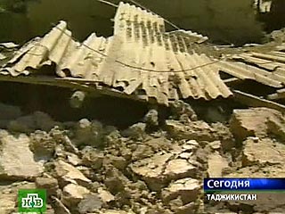 Таджикистан и Пакистан утром во вторник сотрясло сильное землетрясение. Сейсмологи Душанбе силу подземных толчков пока точно не оценили. По ощущениям очевидцев, магнитуда подземного толчка составила не менее 5-7 баллов