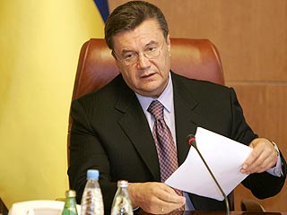 Премьер-министр Украины Виктор Янукович заявил, что отведенные президентом сроки досрочных парламентских выборов - 27 мая, нереальны. Тем самым он де-факто согласился обсуждать саму идею выборов
