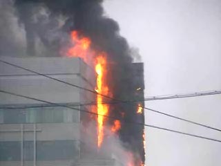 В центре Москвы в районе станции метро "Маяковская" в пятницу днем возник сильный пожар в новом офисном здании - "Дукат-палас". Языки пламени видны на крыше здания невооруженным взглядом, валит черный дым