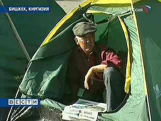 На третий день политической голодовки сторонников оппозиционного объединенного фронта "За достойное будущее Кыргызстана" к ней присоединились еще 5 человек