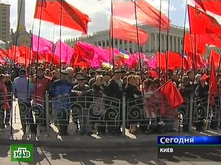 Около 7 тысяч сторонников коалиции, по оценкам милиции, собрались на митинг на площади Независимости в Киеве в субботу. Как сообщает "Интерфакс", люди держат в руках флаги, плакаты и символику политических сил, входящих в коалицию национального единства
