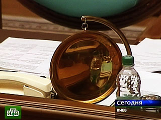 Феодосийский городской суд сегодня отменил свое определение о приостановлении действия указа президента Украины о досрочном роспуске Верховной Рады