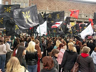 Организаторы "Имперского марша", прошедшего на Триумфальной площади в Москве в воскресенье, увеличили ряды своих сторонников за счет экскурсантов