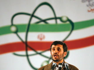 В ядерном центре в Натанзе, куда был приглашены иностранные дипломаты, выступили вице-президент страны, руководитель иранской Организации по атомной энергии Голамреза Агазаде и президент Ирана Махмуд Ахмади Нежад