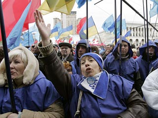 Как ожидается, во вторник в Киеве пройдут массовые митинги сторонников и противников указа президента о роспуске парламента на соседних площадях в центре города - Майдане Независимости и Европейской площади