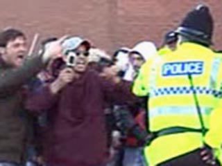 Массовая драка полиции с итальянскими болельщиками возникла в Лондоне незадолго до начала футбольного дерби между "Ромой" и британским "Манчестер Юнайтед"