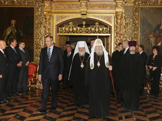 "На исходе пасхальных дней мы все будем переживать радость восстановления единства с Русской зарубежной церковью, что продлит пасхальные торжества ", - сказал Алексий II на пасхальном приеме
