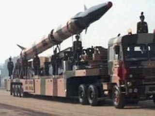 Индия в четверг провела испытание баллистической ракеты "Агни-3" ("Огонь") класса "земля-земля"
