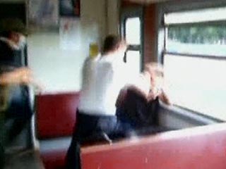 Хулиганы нападают на пассажиров в подмосковных электричках и снимают избиение на видео
