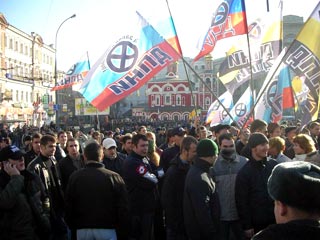 Митинг националистов на Болотной площади Москвы собрал тысячу человек