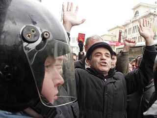 Лидер Объединенного гражданского фронта Гарри Каспаров, задержанный в первой половине дня субботы в центре Москвы, обвиняется в том, что выкрикивал антиправительственные лозунги, заявил один из его адвокатов