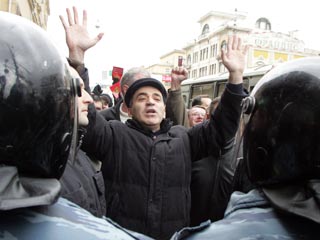 Ранее в субботу Каспаров был задержан милицией в центре Москвы, где сторонники оппозиционного движения "Другая Россия" пытались провести  не санкционированное властями шествие