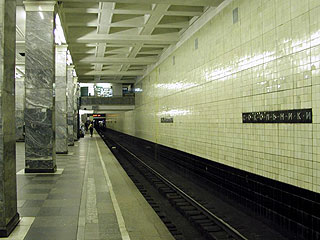 Движение поездов на Сокольнической линии столичного метро в воскресенье около 21:00 было прервано на 20 минут из-за того, что один из пассажиров спрыгнул на рельсы во время движения