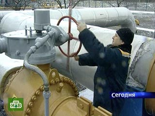 "Газпром" утром в понедельник приостановил поставки газа в Армению на два дня, сообщила пресс-секретарь ЗАО "Армросгазпром" Шушан Сардарян.