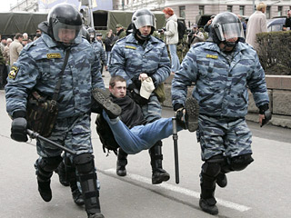 Власти Москвы и Санкт-Петербурга рассмотрят жалобы пострадавших в ходе "Маршей несогласных", прошедших в этих городах в минувшие выходные, на "избыточность" действий милиции
