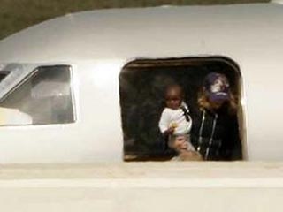 Мадонна привезла приемного сына на родину в Малави