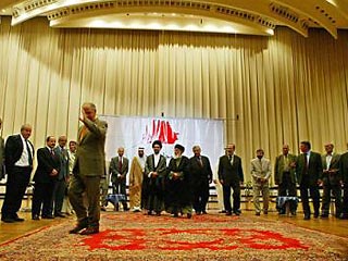 В понедельник сторонники радикального шиитского лидера Муктады ас-Садра покинули правительство Ирака, следуя приказу своего лидера. Ас-Садр приказал представителям своей партии выйти из состава правительства Ирака в знак протеста