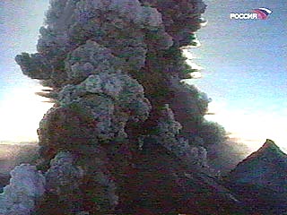 На Камчатке извергается вулкан Чикурачки: столб пепла высотой в 2 км, шлейф тянется на 250 км