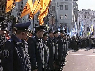 Начальник главного штаба МВД Украины Сергей Попков заявил в среду журналистам, что срок усиленного несения службы сотрудниками милиции в Киеве продлен еще на 10 дней