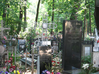 Мест для захоронения умерших москвичей в столице и на московских кладбищах Подмосковья хватит еще на шесть-восемь лет