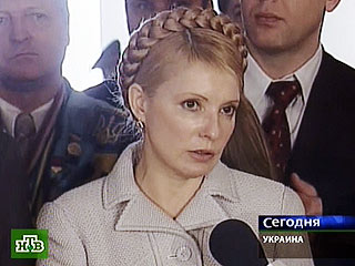 Лидер украинской оппозиции Юлия Тимошенко призывает народ Украины повторить майдан Независимости образца 2004 года и оставаться на нем вплоть до проведения досрочных выборов Верховной Рады