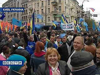 КC Украины возобновил рассмотрение указа президента о роспуске парламента. У здания митингуют 15 тысяч человек