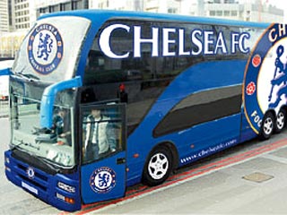 Автобус с игроками "Челси" закидали камнями в Лондоне