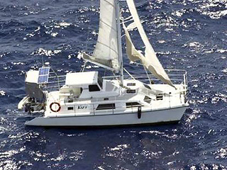 Австралийские спасатели пытаются разгадать тайну нового "Летучего голландца" - яхты без экипажа, обнаруженной у северного побережья страны, с работающим двигателем, радио, системой GPS и сервированным к обеду столом