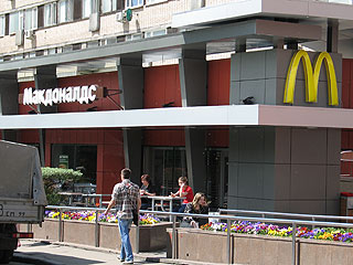 Тверской суд Москвы признал в пятницу выносную торговлю из ресторанов McDonald's соответствующей требованиям безопасности
