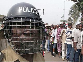 Как сообщила нигерийская полиция, теракт удалось предотвратить, бензовоз задержан на подъезде к зданию.