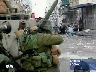 Израильские военнослужащие застрелили сегодня трех палестинцев на Западном берегу реки Иордан. Как сообщил катарский телеканал Al-Jazeera, инцидент произошел во время армейского рейда в городе Дженин. Подробности случившегося не приводятся