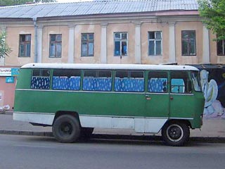 "Трагедия произошла вследствие того, что "водитель микроавтобуса ГАЗ-53 "Кубань", выезжая на главную дорогу, не предоставил предпочтение в движении легковому автомобилю AUDI-А6 и допустил столкновение". Машины загорелись