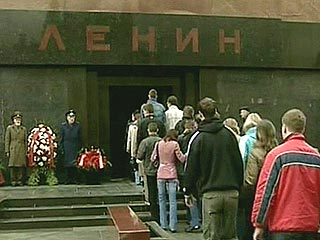 Почтить память Ленина к мавзолею пришли около двух тысяч человек