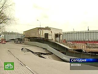 Причиной обвала грунта в центре Москвы - в Колокольниковом переулке - стало обрушение подземной части стены в строящемся здании