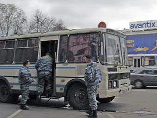 Пятерых человек, которых накануне днем задержали в центре Москвы во время проведения акции под названием "Я шагаю по Москве.
