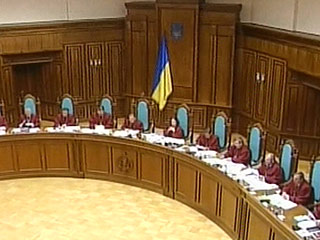 Конституционный суд Украины возобновил в понедельник рассмотрение дела о законности указа президента Виктора Ющенко о досрочном прекращении полномочий парламента
