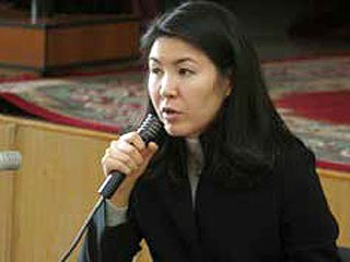 Сторонники дочки экс-президента Киргизии захватили здание суда, который может снять ее с предвыборной гонки