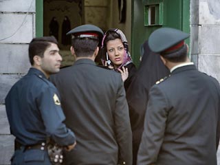 Более 3500 женщин, чей внешний вид не соответствует принятым в стране строгим религиозным нормам, были остановлены полицией за два дня в ходе облав на улицах Тегерана